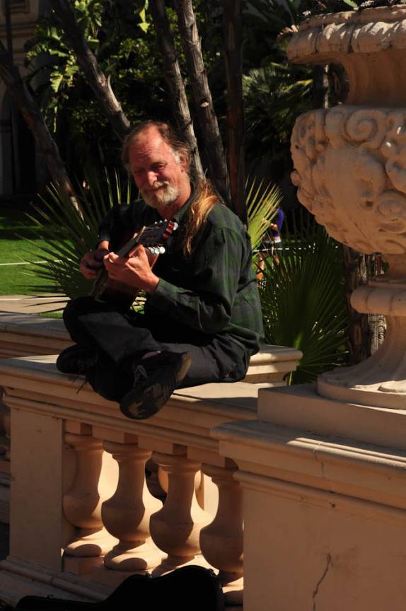 Artista anônimo faz o seu show no Balboa Park, em San Diego, no sul da Califórnia - Estados Unidos